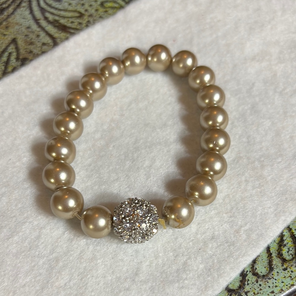 Elegant gold/silver stretchy Pearl Bracelet with Silver Accent 7”